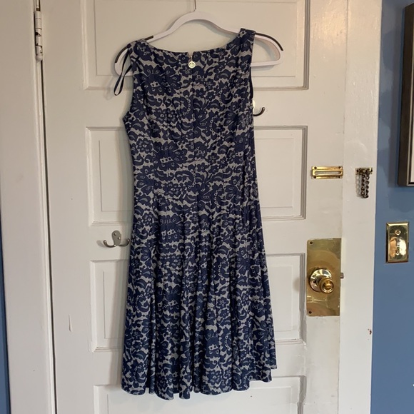 Tommy Hilfiger Size 4 Blue Pattern Dress - Picture 4 of 4